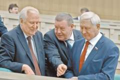На заре российской демократии в 1993 году, члены СФ избирались без всяких ограничений и отбора &ndash; лишь народным голосованием. фото: Станислав Красильников/ТАСС