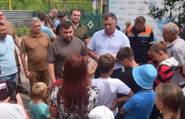 Деним Пушилин (в центре слева) и Марат Хуснулин (в центре справа)