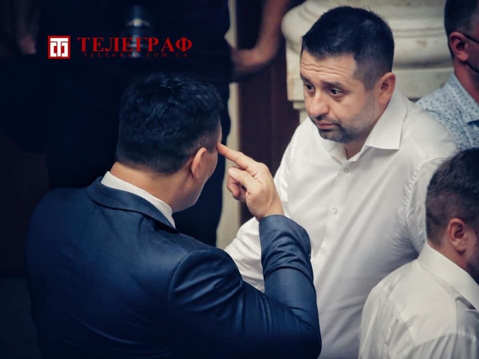 Тищенко держит палец у виска qzeidqzirhihrkmp