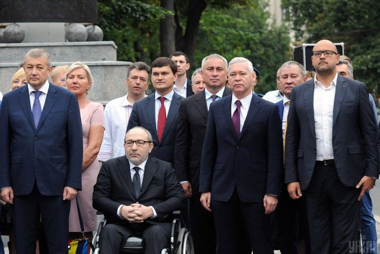 Глава Харьковского областного совета Сергей Чернов, мэр Харькова Геннадий Кернес, народные депутаты Украины Валерий Писаренко и Владимир Мысык, первый заместитель мэра Игорь Терехов и народный депутат Украины Дмитрий Святаш во время торжеств по случаю Дня флага Украины на проспекте Независимости в Харькове, 23 августа 2017 года